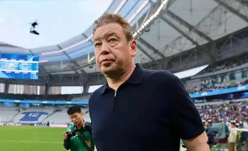 开窍了！榆木脑袋斯卢茨基终究还是有所改变，三点改变让申花队未来可期。
一：让拉唐