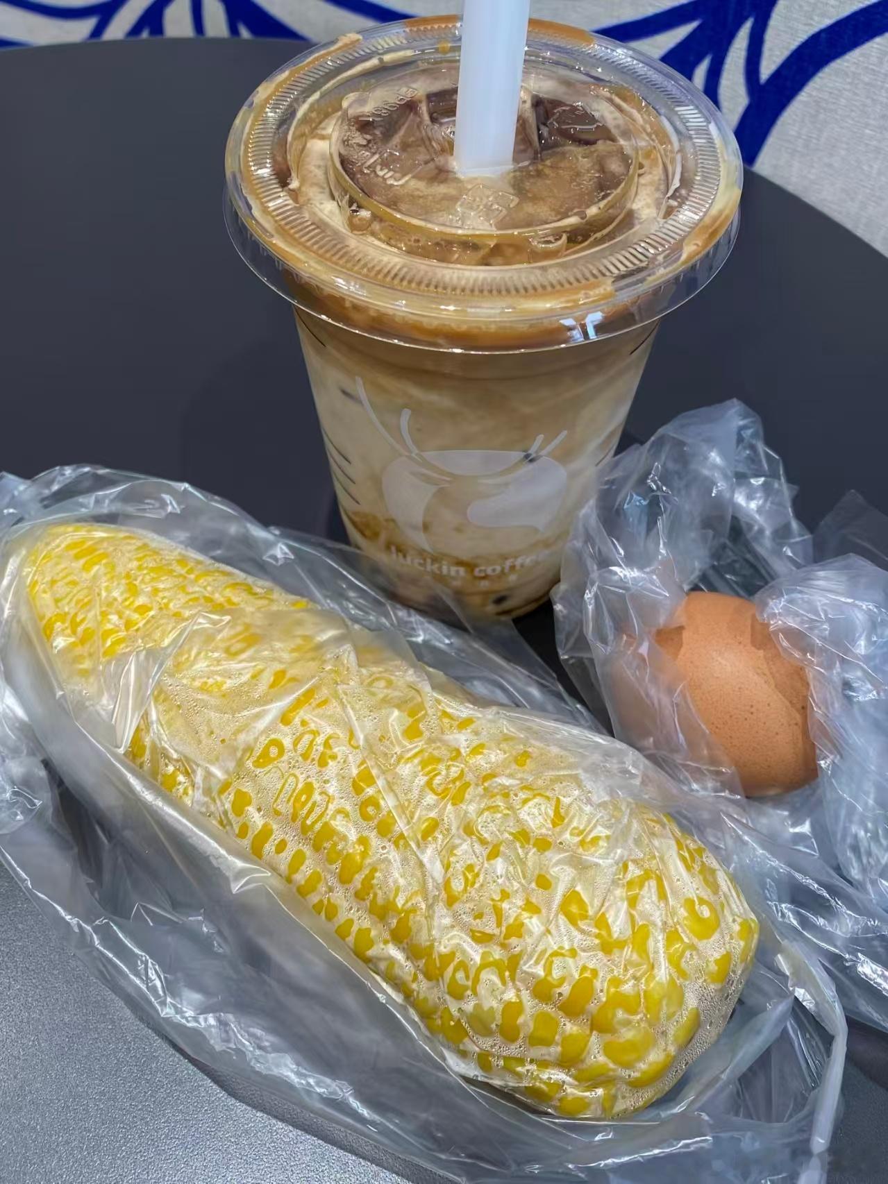 早上好呀☀️！又是固定早餐三件套咯～突然好想念老爸炸的油条、老妈亲手磨的豆浆呀，
