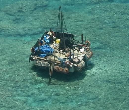 菲律宾方面公布了黄岩岛潟湖不明结构物的照片，改结构体约6米×6米，上面还有6个人