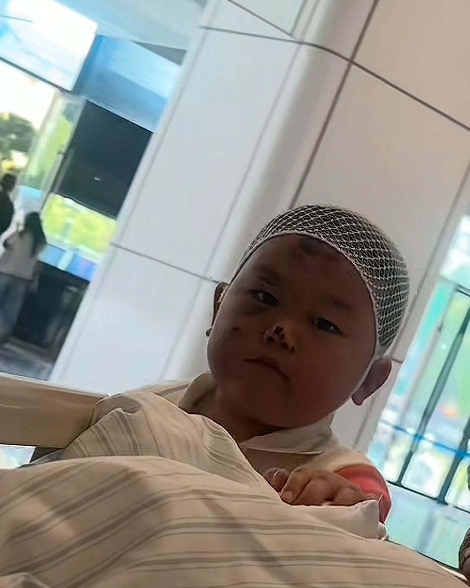 那个鼻青脸肿也要护着妈妈的小男孩，原来小孩哥还有这么一段不为人知的经历。明明他自