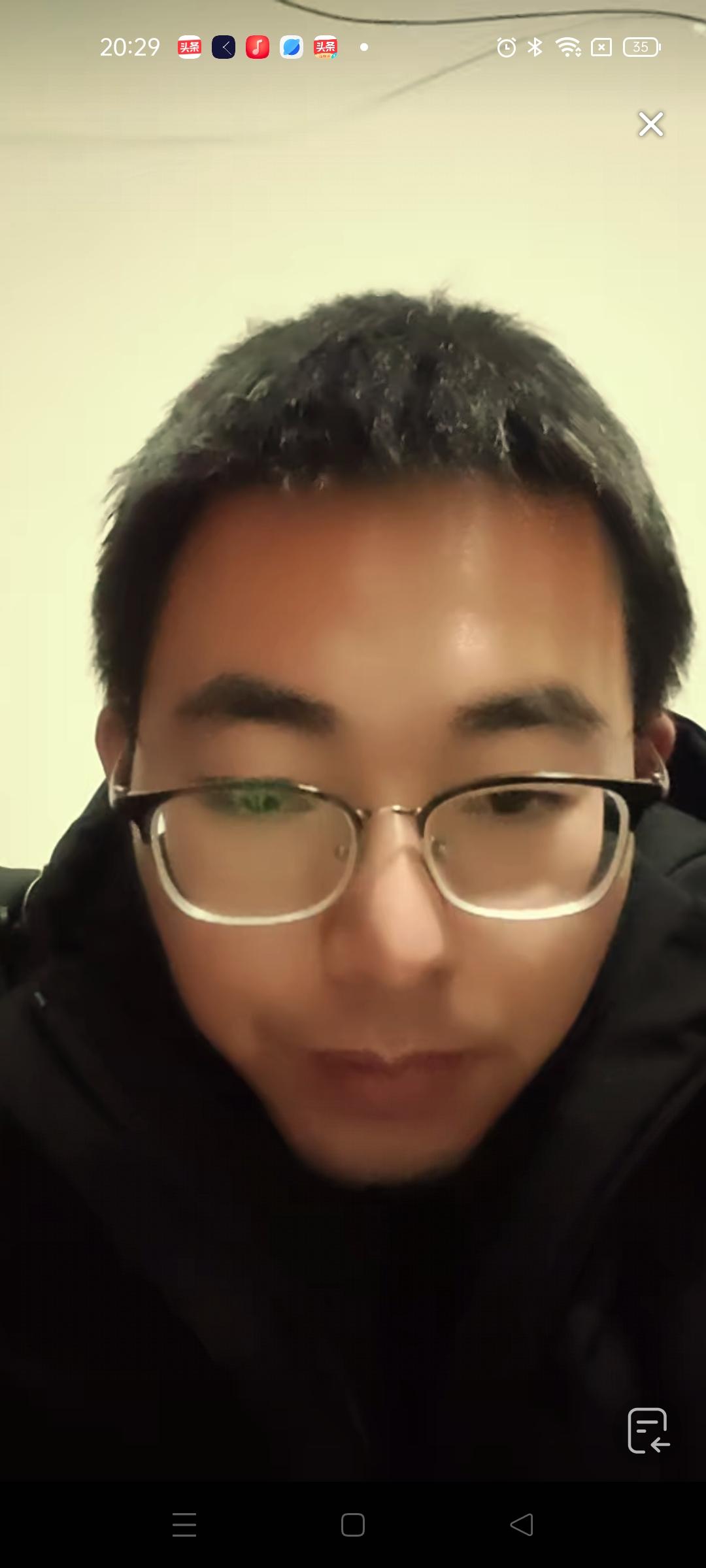 胡龙表示家里有条件了，会收拾一下，该扔的扔掉，该修补房子的修补房子，爸爸总是舍不