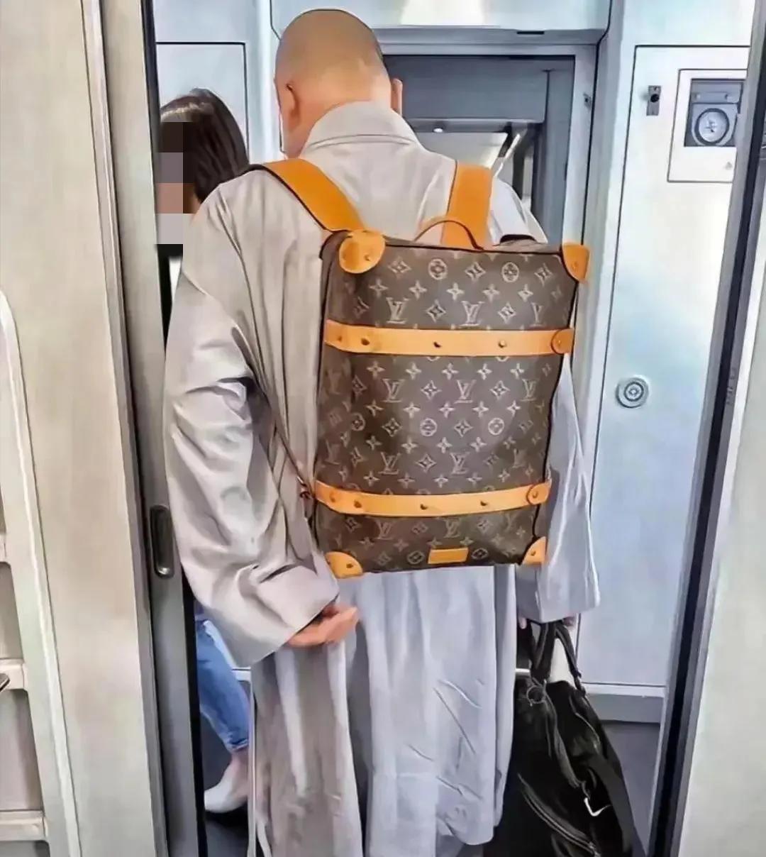 和尚背 LV 说明了什么？
看到有人说再也不给寺庙卷香火钱了，这应该不是来自香火