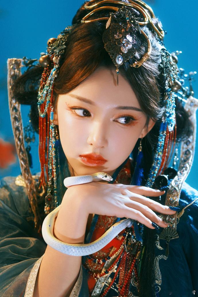 程潇蛇年大片用的是真蛇  程潇蛇年大片用真蛇，这是要 “卷死” 谁啊！我光是听着