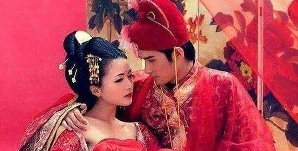 古代女子成婚之前，对男女之事完全不懂，所以出嫁前天晚上，母亲会悄悄塞给她一个东西