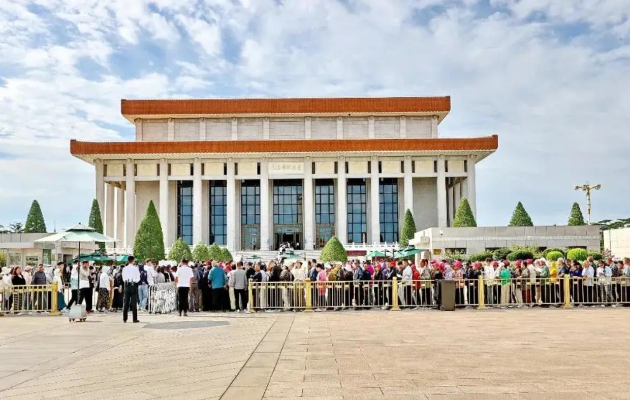 你敢信吗？无数次从毛主席纪念堂旁边经过，我却一直没有鼓起勇气走进去。
并非心中没