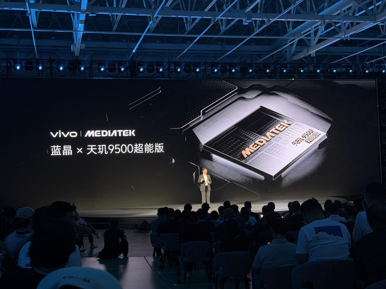 vivo X Fold6搭载了天玑9500超能版处理器，为啥叫超能版，说是专为多