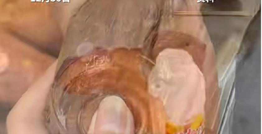 近日，有网友称，一些闻起来特别香的烤红薯是使用了“科技与狠活”红薯香精。有红薯香