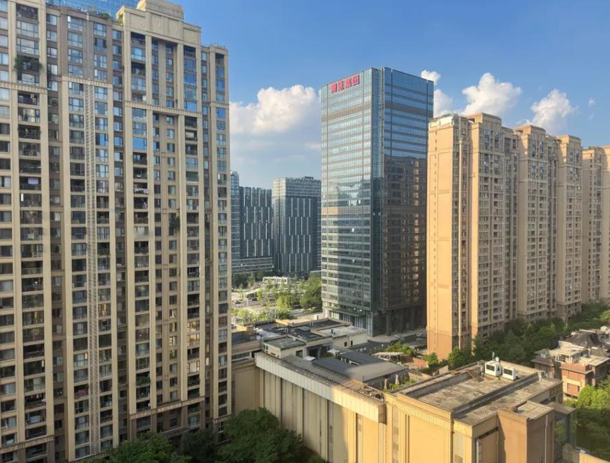 恒大真正可惜的地方，是它当年其实不止一次遇到过“刹车点”。
任泽平后来回忆，自己