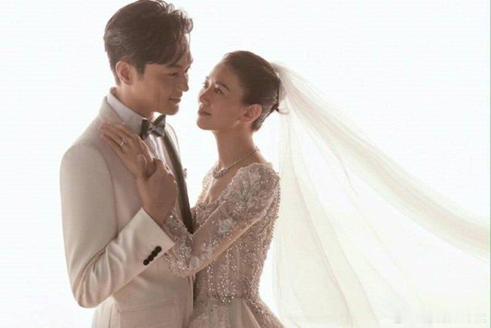 現年54歲的影后袁詠儀 (靚靚) 與同齡的老公張智霖 (Chilam) 由拍拖到