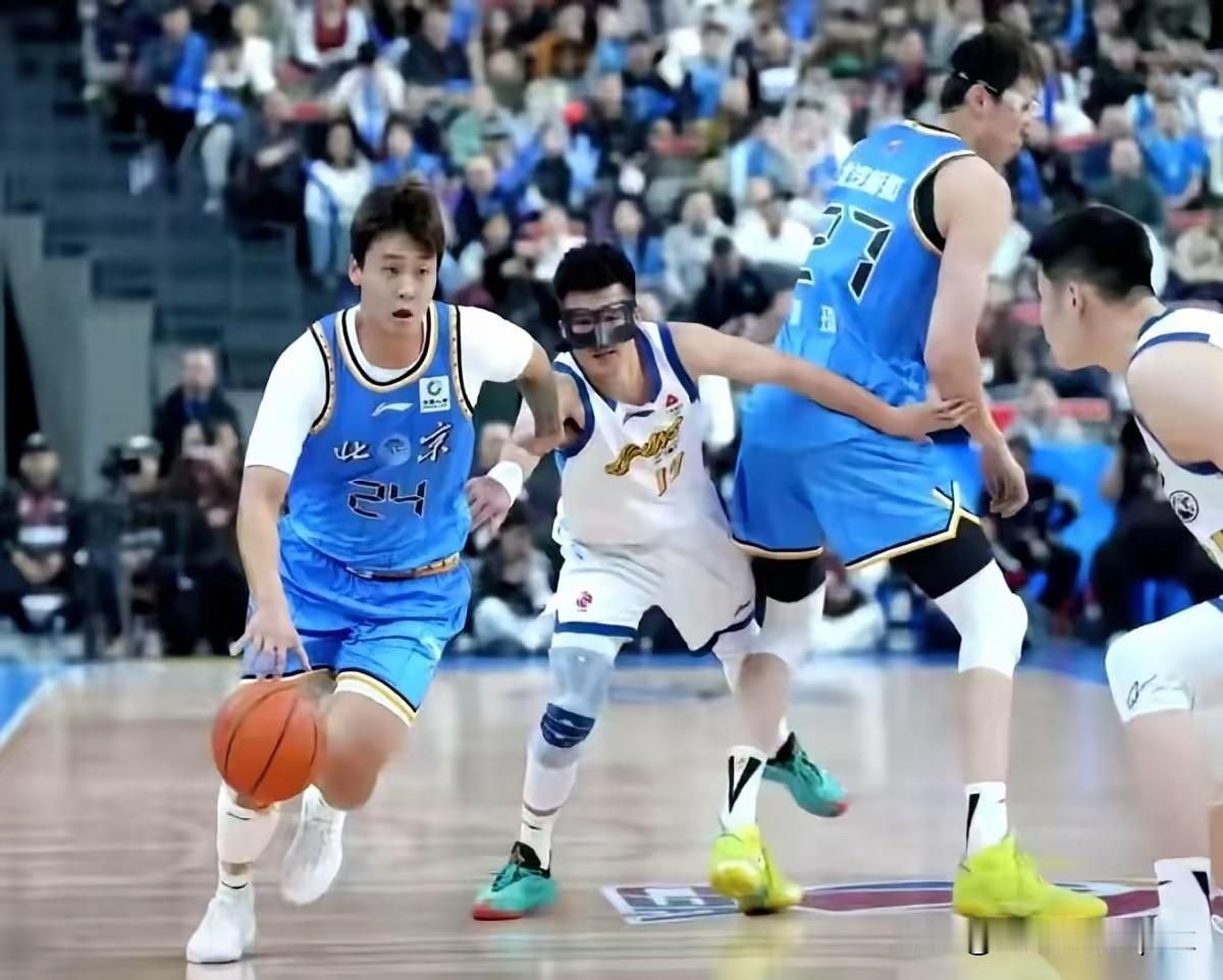 北汽男篮74比77在输浙江方兴，陈盈俊带伤回归，缺了赵睿，第一节输了7分，第二节