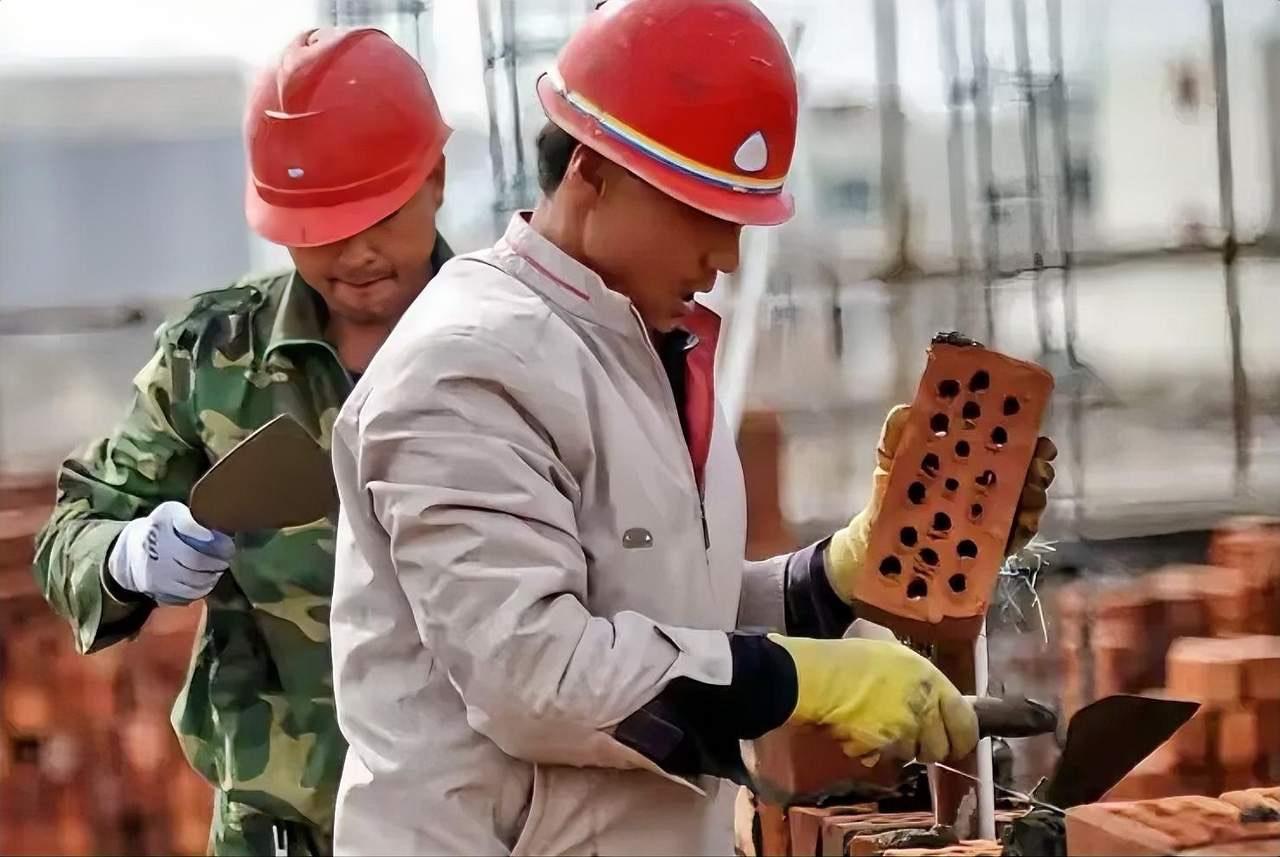 以色列的建筑工地上，中国工人的月工资，一般是5万人民币左右，而印度工人的月工资，