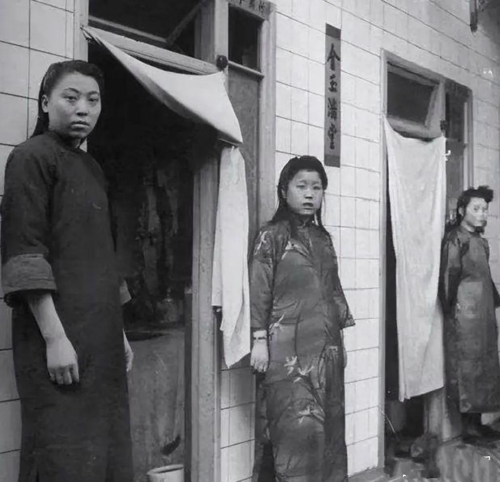 民国妓女的真实照片

照片中，她们一个个打扮时髦，脸上浓妆艳抹看似轻佻妖艳，满脸