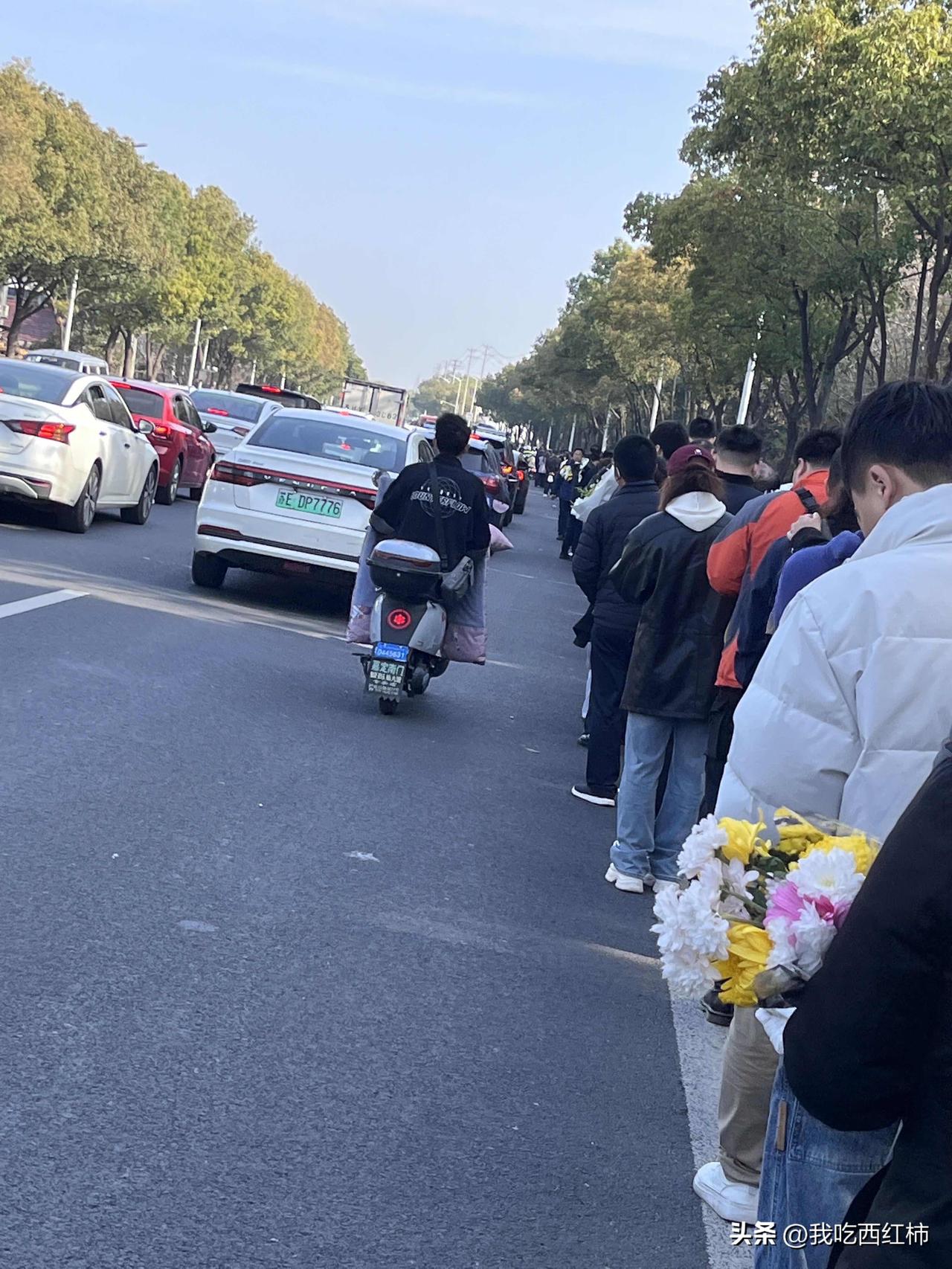 现场有同学不能自已，痛哭失声！
特别是看到往日熟悉的面孔这次是大幅照片出现在眼前