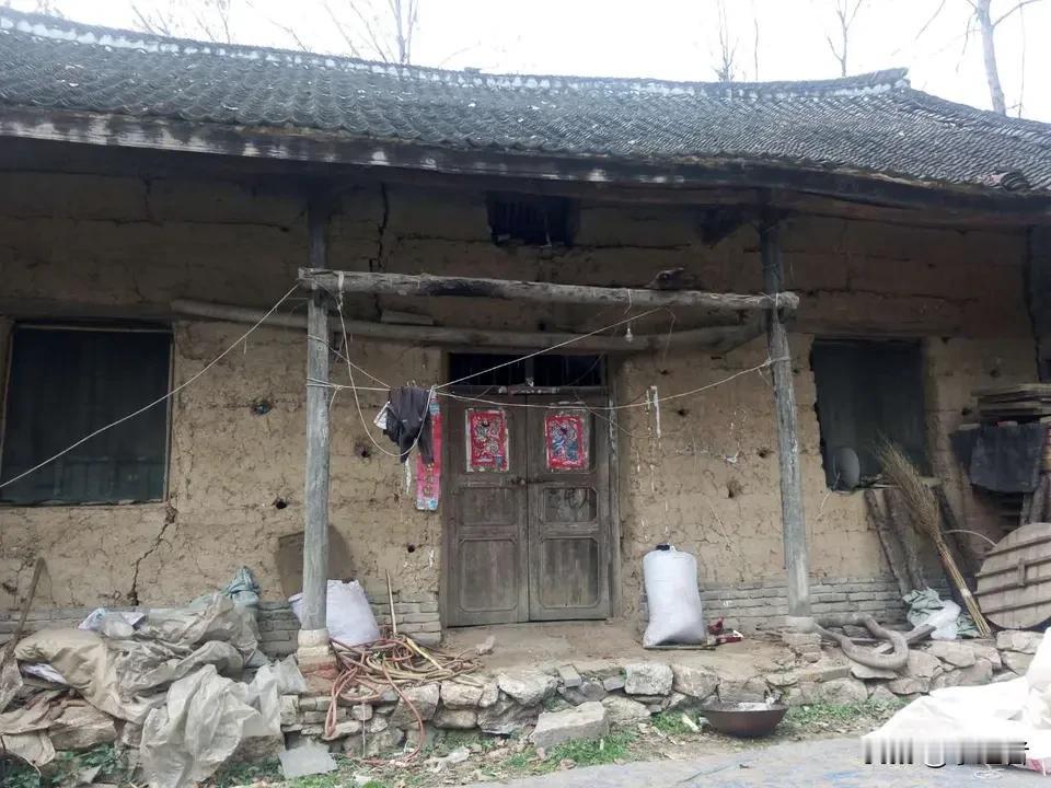 凄凉，没了娘就没了家，娘在家就在，亲爱的朋友们，如果你的娘在，那请你别嫌弃她，别