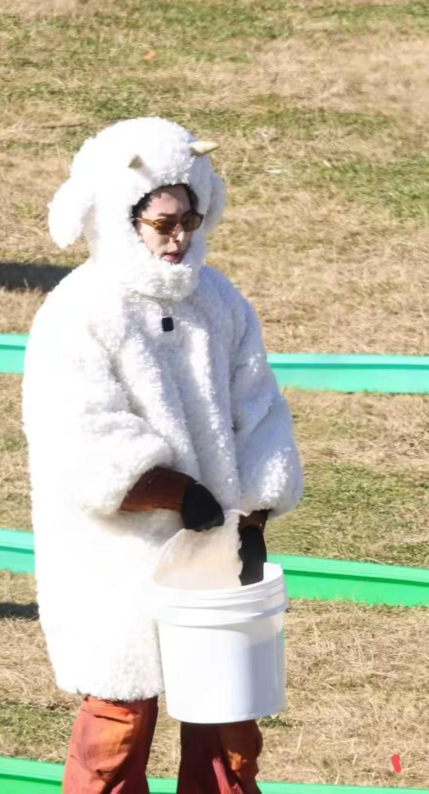 小羊王鹤棣 王鹤棣今天是小羊，萌的没边了，新综艺拍摄顺利~