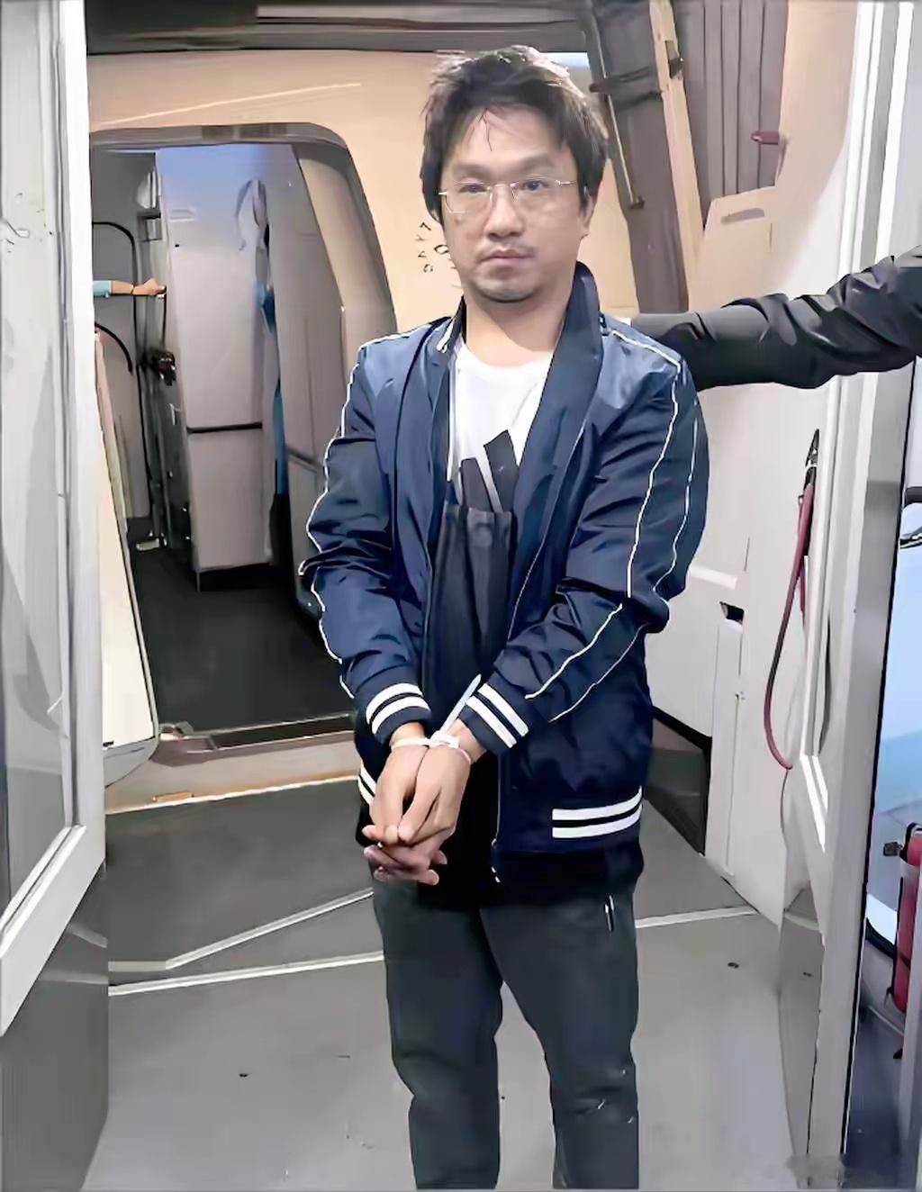 恶魔施纯芳被遣返回国接受审判！他背负多起命案，父母早已藏匿施纯芳2025年12月