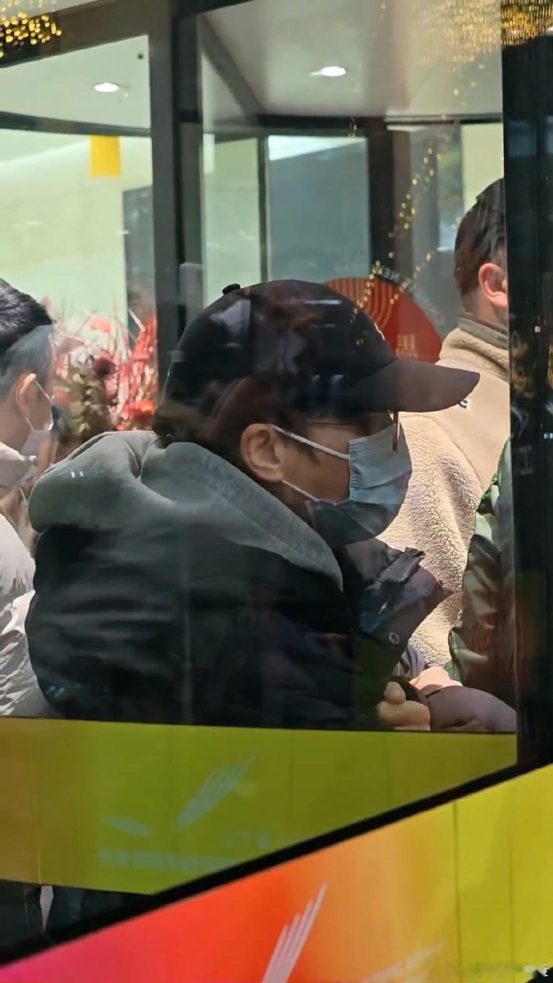 周深周深落地沈阳录制辽宁春晚辽宁春晚 周深的温柔从不缺席！落地辽宁沈阳录辽视春晚