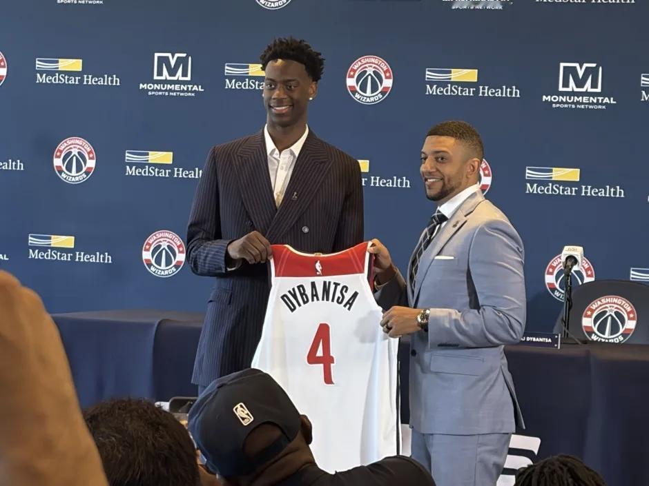 NBA夏季联赛，爵士对阵奇才的比赛中，状元迪班萨和榜眼彼得森碰上了。比赛已经打了