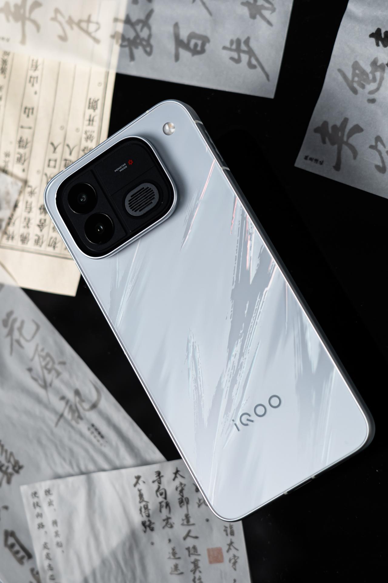 iQOO Neo12 「争锋」

仿佛被水墨晕染的背板上，角度变幻中时隐时现的线