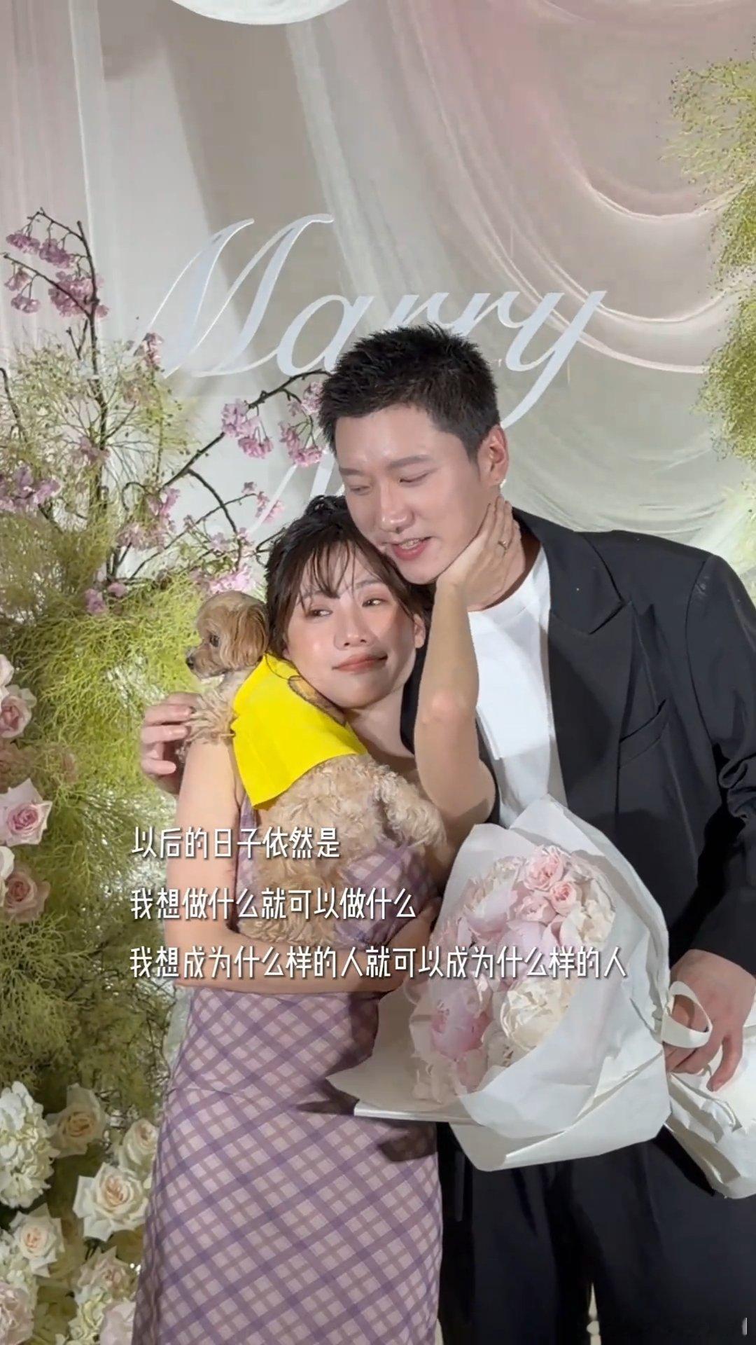 魏笑求婚视频魏笑的求婚视频 魏笑的求婚视频出来了，真幸福啊，即使自己已经猜到求婚