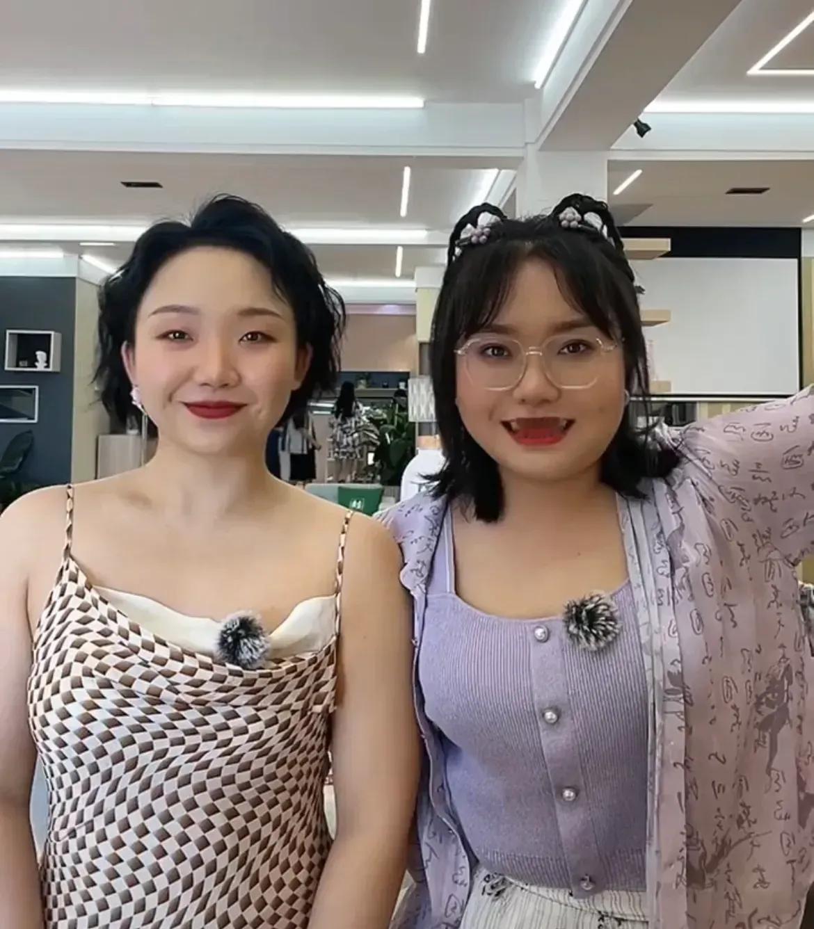 同是两个微胖圆圆的女孩[不看]
真喜欢左边的辣目洋子，自然又自信
右边的李雪琴咋