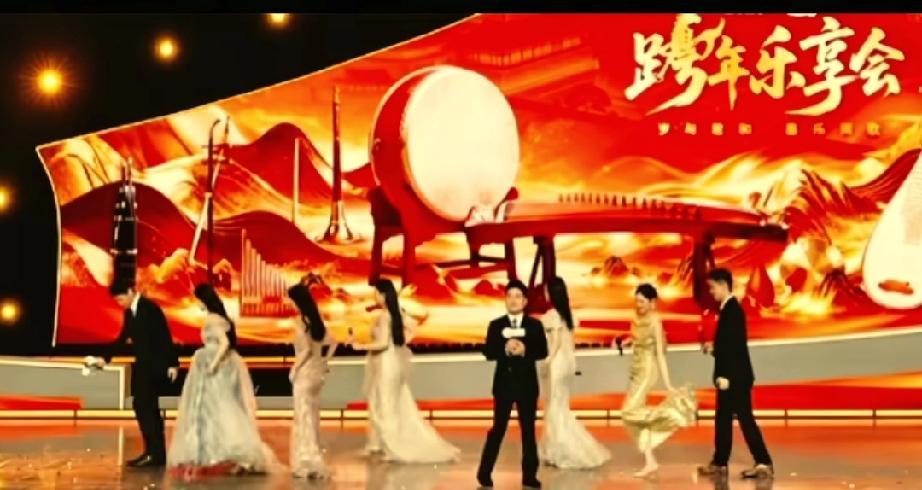 那个被叫“猴子”的女孩，踢裙子那一下，帅到我头皮发麻。
平时打闹没个正形。
这次