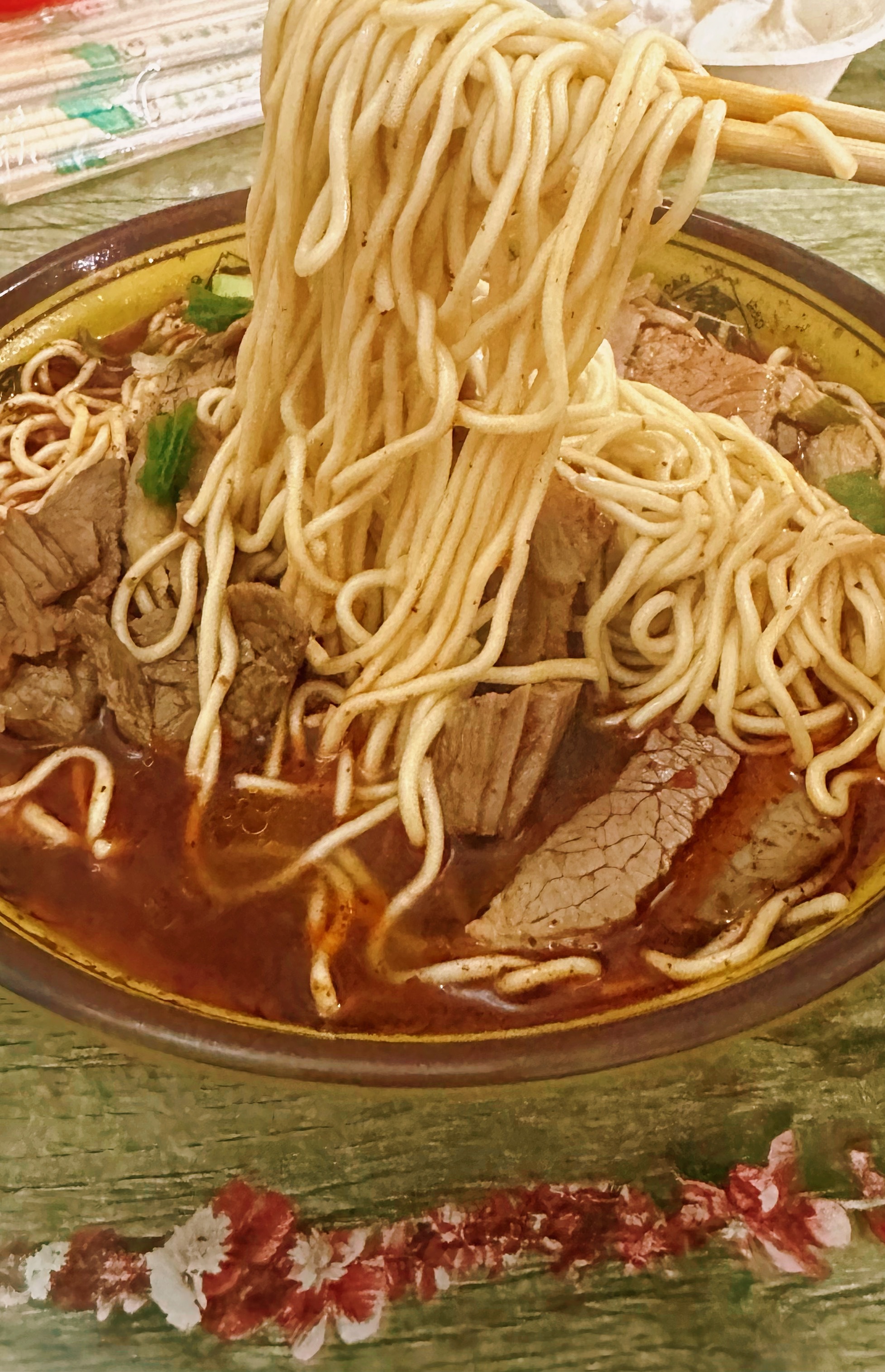 海口锦鲤美食我的美食日记武汉热辣牛肉面，在武汉街头，有一碗让人魂牵梦萦的牛肉面。