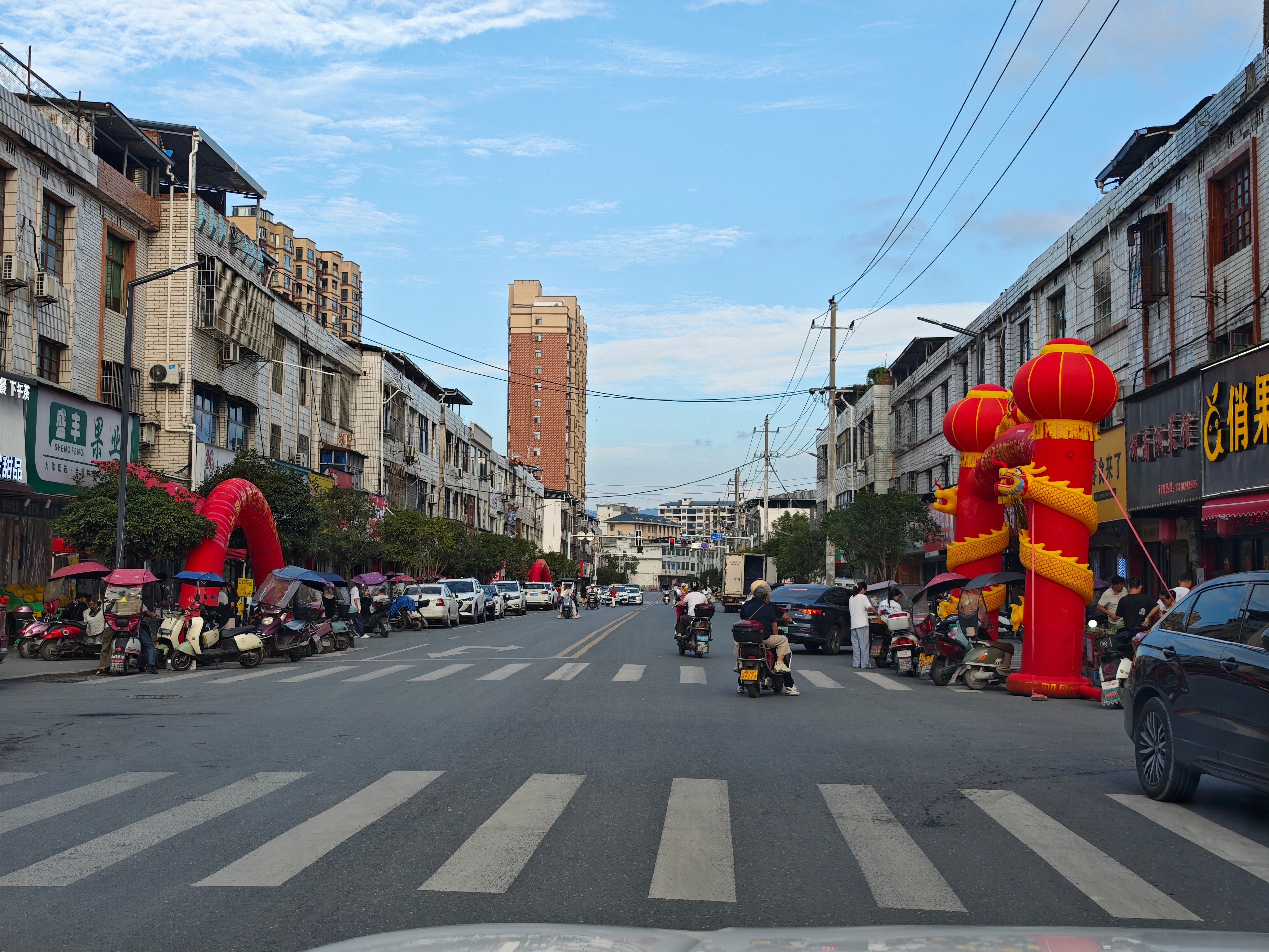 朴实无华的商战，100米不到的距离，三家水果店，两家新开业活动，一家周年庆活动 