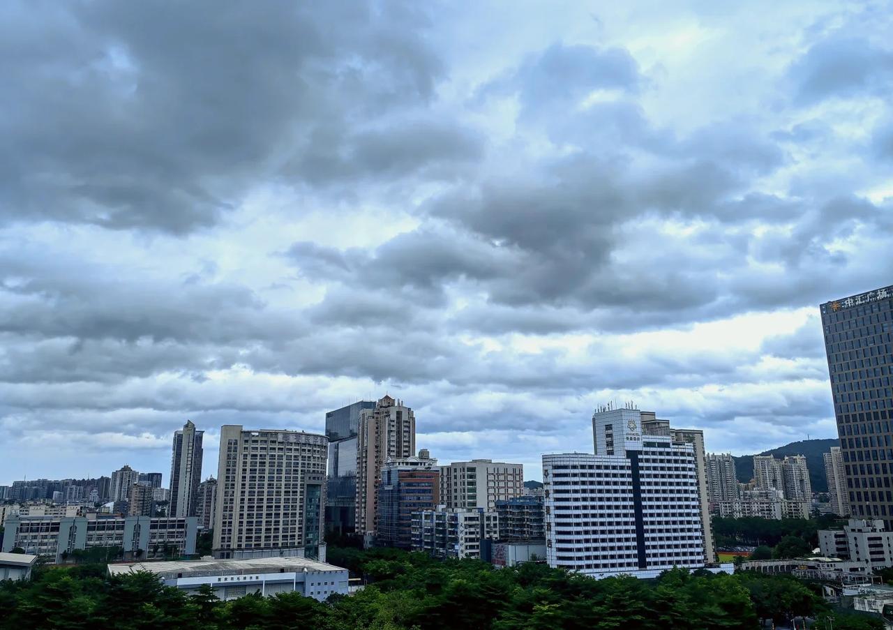 “桦加沙”下的广州实况，台风云边界清晰
2025年9月24日超级台风天的早晨
风
