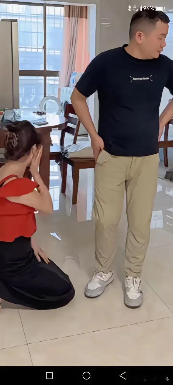 陈峰等了妻子李敏一夜，电话关机、微信失联，直到天亮李敏才带着酒气回家，称同学聚会