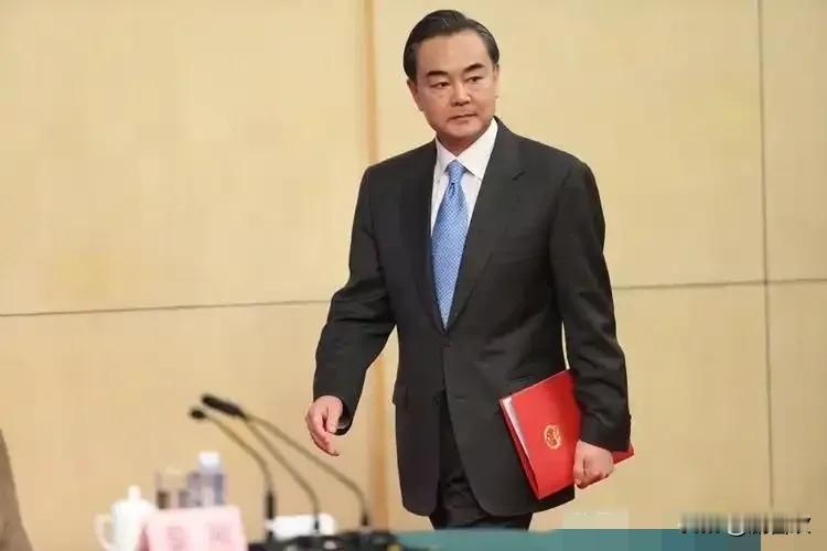 摊牌了！中国就中欧班列停摆这事，对波兰可算是把话挑明了！
王毅外长在华沙当面重申