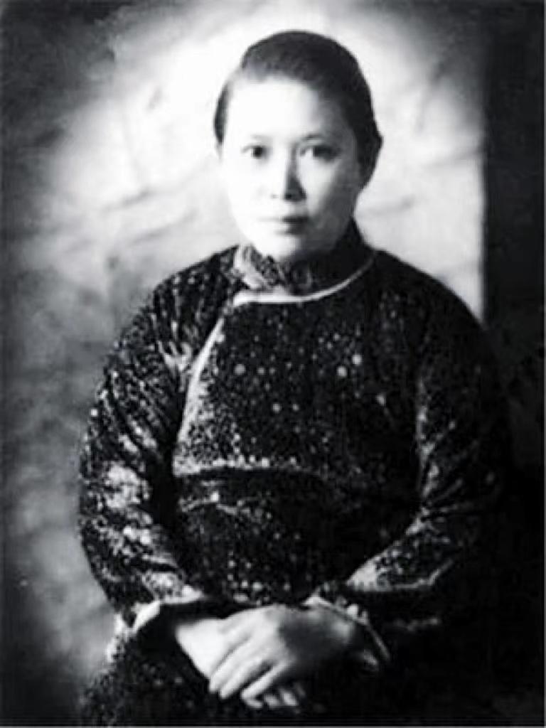 1915年，孙中山给发妻写信：“我爱上了一个志同道合的女子，可她不能做妾，我只能