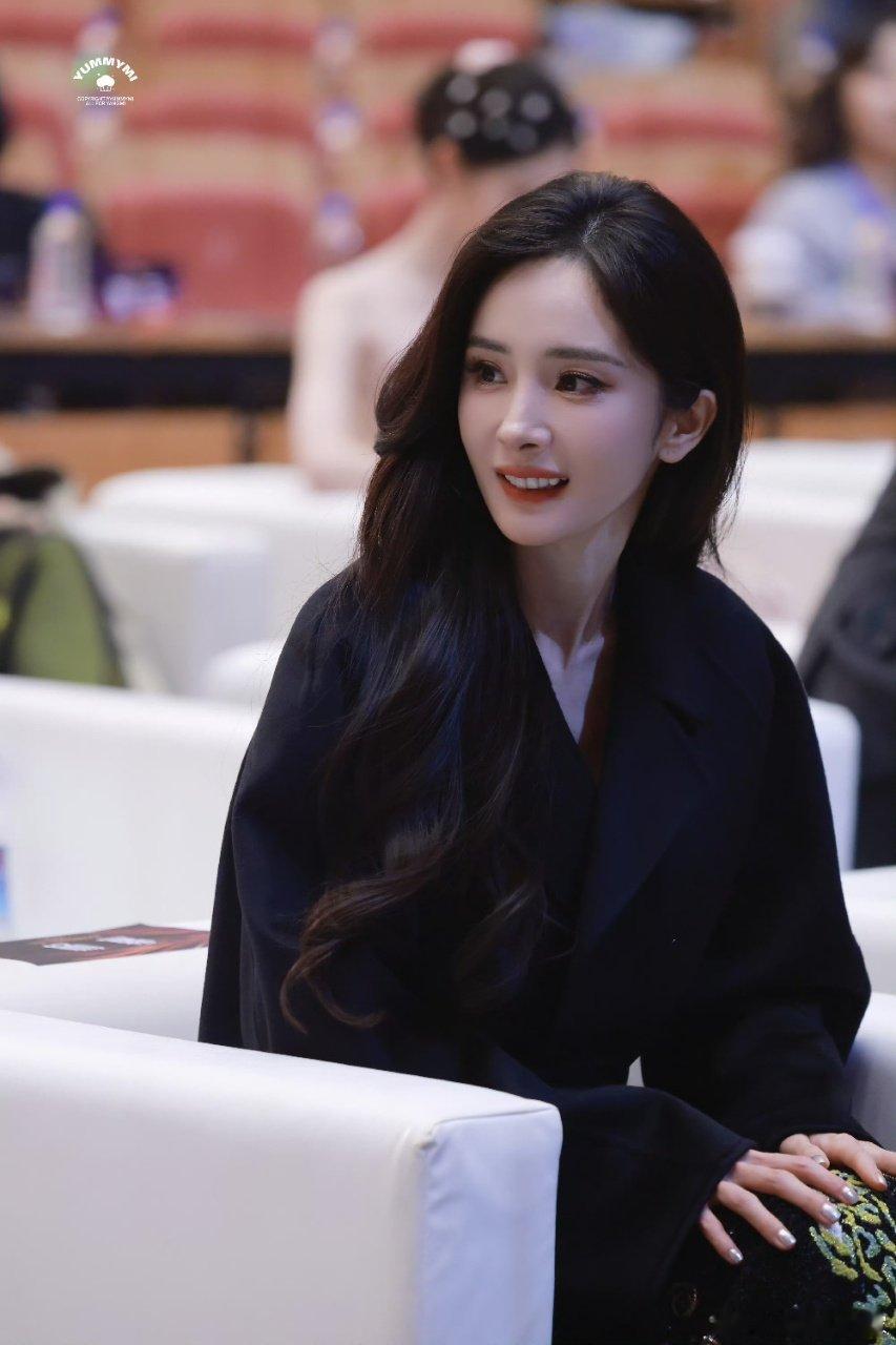 杨幂去了精品之夜  别在Elle红毯等啦！杨幂已亮相精品之夜，裹得严实却藏不住状