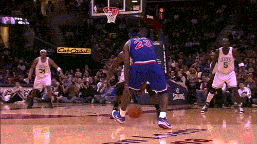 年轻詹姆斯一个罕见的晃肩变向过人。詹姆斯