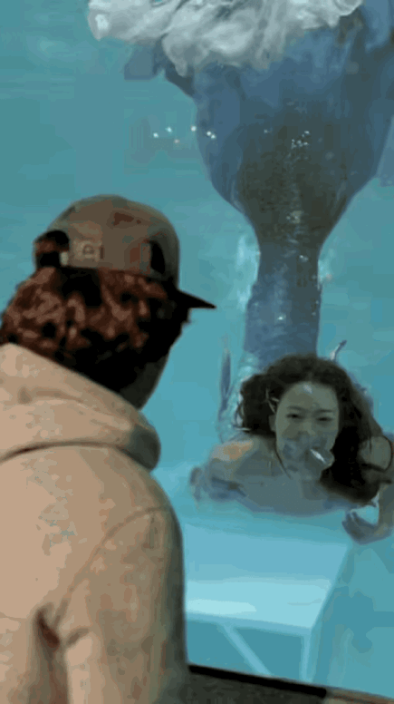 她是怎么做到的？在水里这么自然。