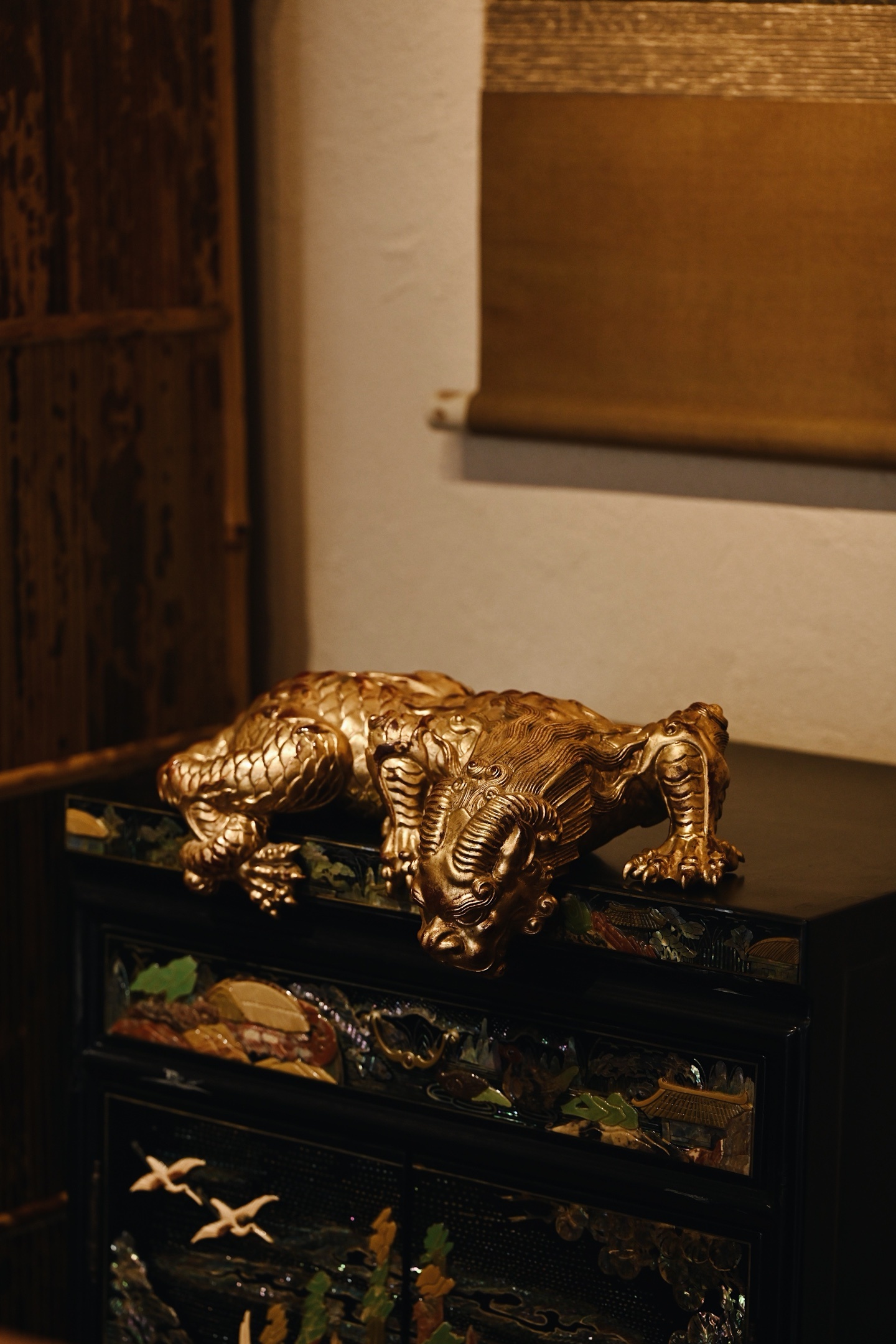 缅花x金箔 | 蚣蝮 摆件整料雕刻，蚣蝮敦实有力，皮褶鳞甲生动，伏身探望，气势十