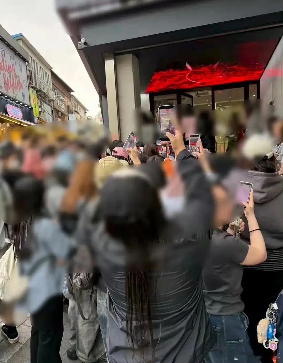 王橹杰  左奇函 陈奕恒在韩国游玩被私生围着拍好不容易放个假让孩子们好好玩两天不
