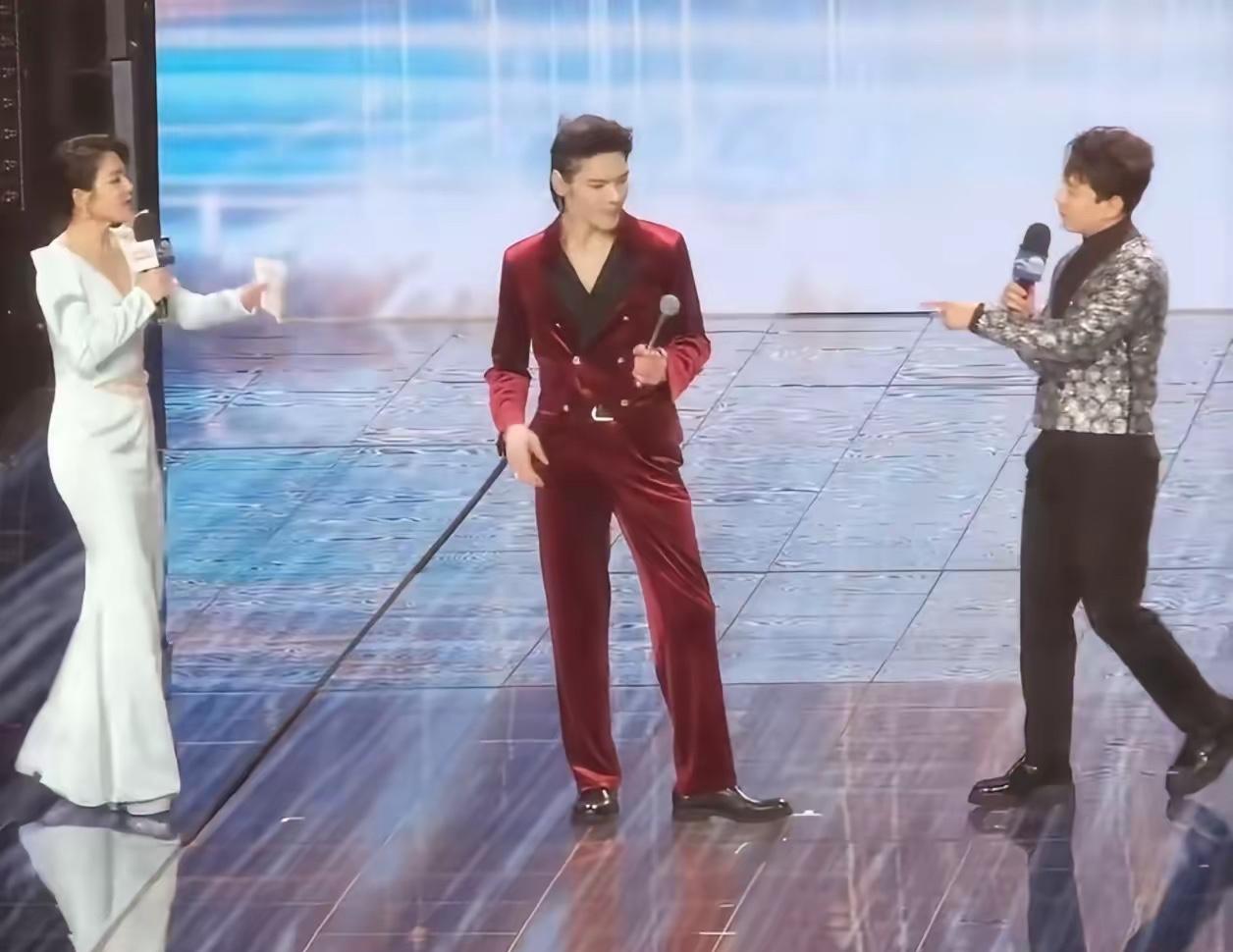 百亿家产宁愿给儿媳也不给亲儿子？
向佐在台上对着主持人那一记险些爆头的飞踢，彻