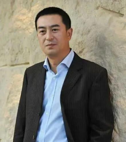 张嘉译妥妥的人生赢家啊！事业上那是一路开挂，《蜗居》里的宋思明，《白鹿原》里的白