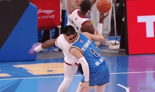 迪亚洛进攻的时候，被陈盈骏一把拉了下来！

随后迪亚洛倒地不起！

不过，裁判只