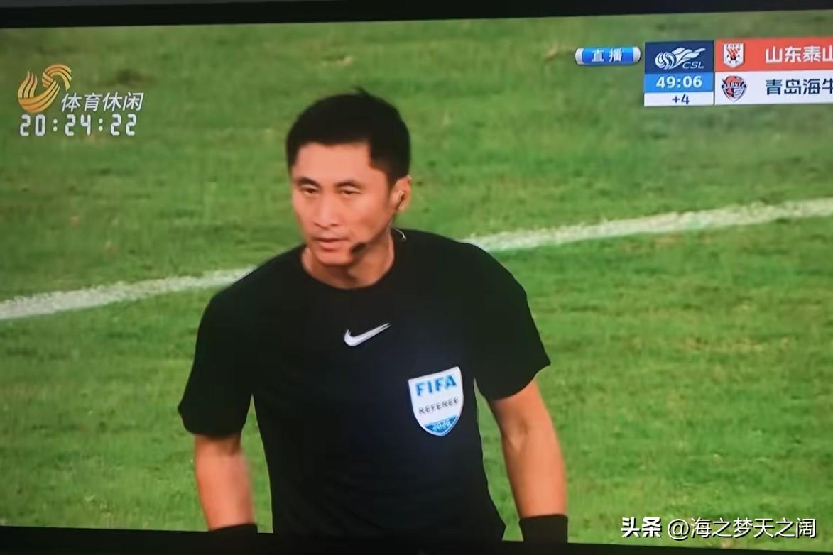 另一个画面就是克雷桑接过来矿泉水瓶后直接把水瓶摔变形！来表达自己的气愤。第四官员