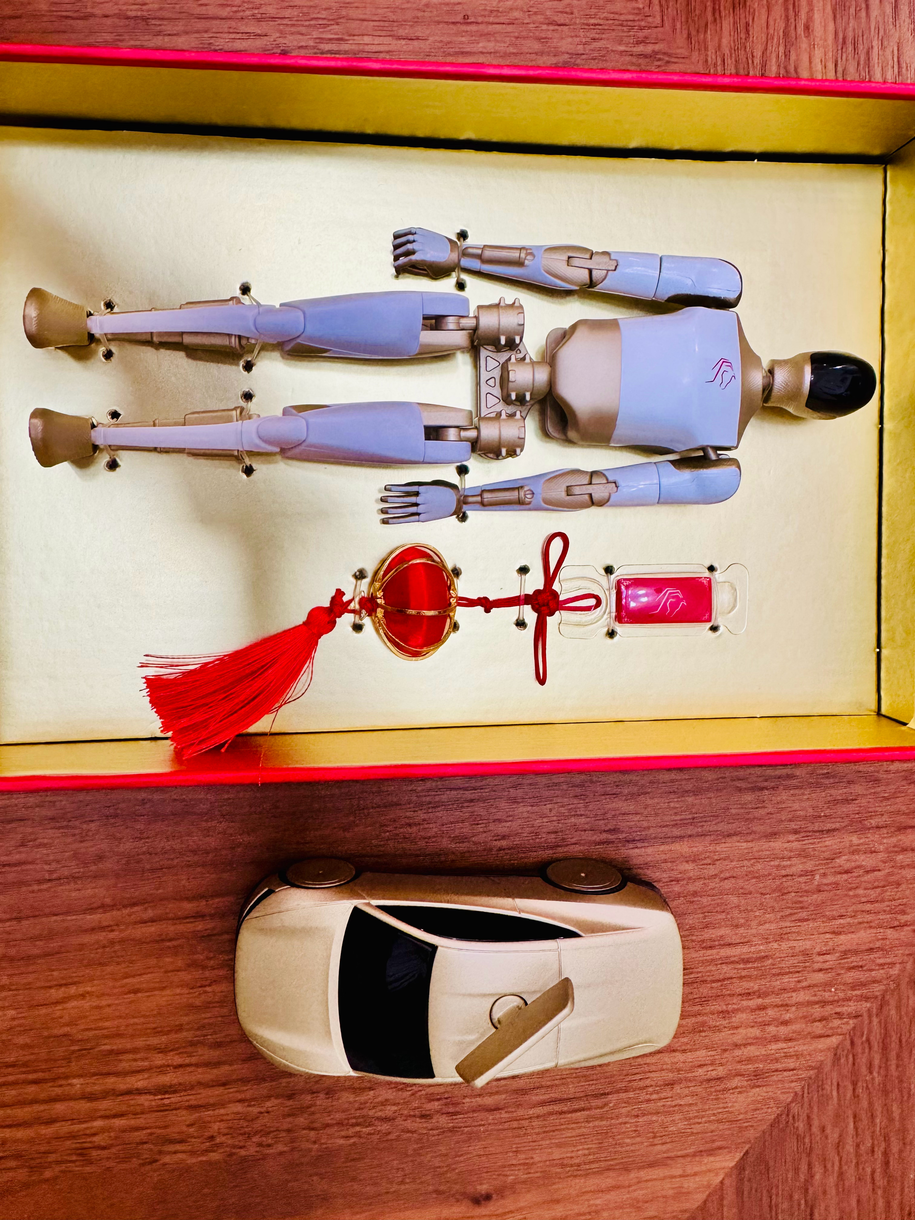 感谢特斯拉的马年小礼物🎁！这个机器人模型是真的不错！我在想要不要搞个抽奖，给我