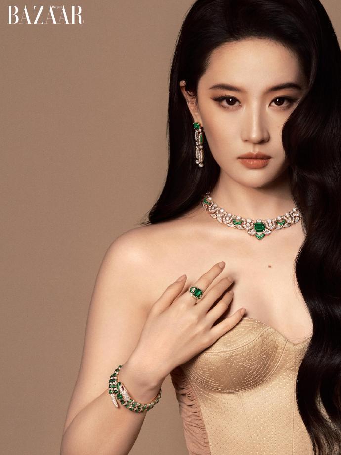 刘亦菲杂志待遇 年度时尚重磅来袭，刘亦菲登封《Harper's Bazaar 时