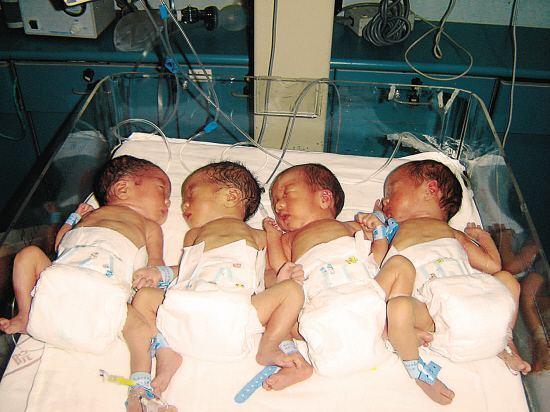 辽宁一位王女士最近经历的事，简直跟过山车一样。她在两个月里，肚子里的小生命从一个