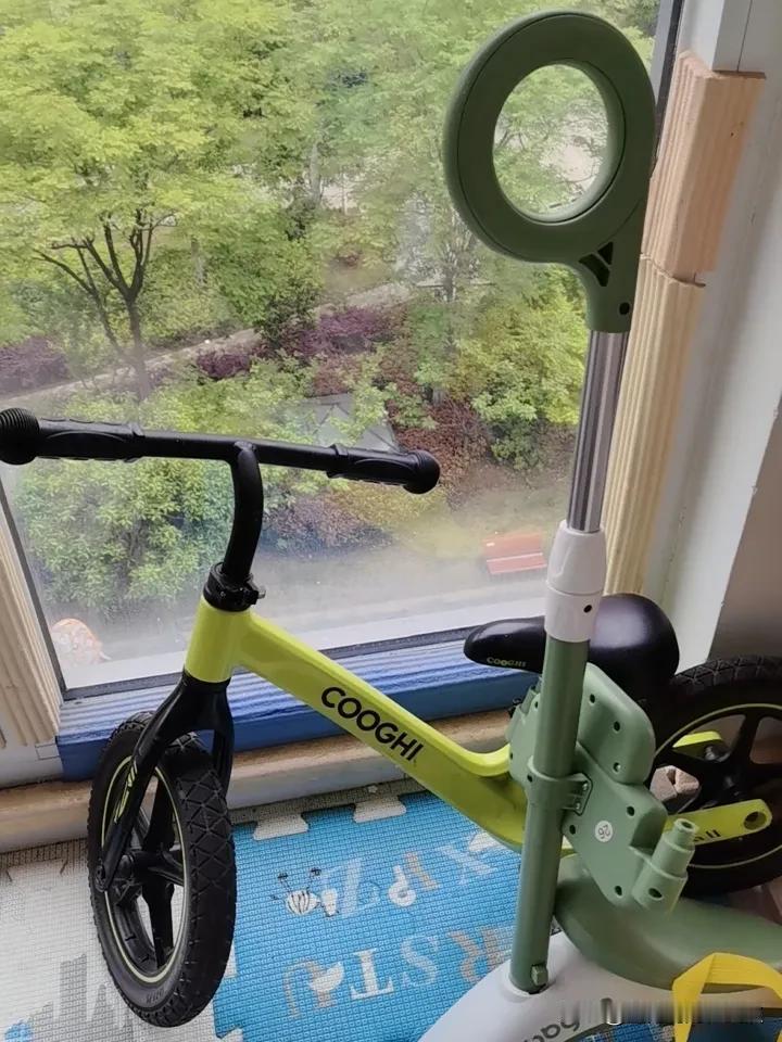 现在养孩子多花钱？

看看我家孙子的车，刚生下来就买了躺在上面睡的婴儿车，大一点