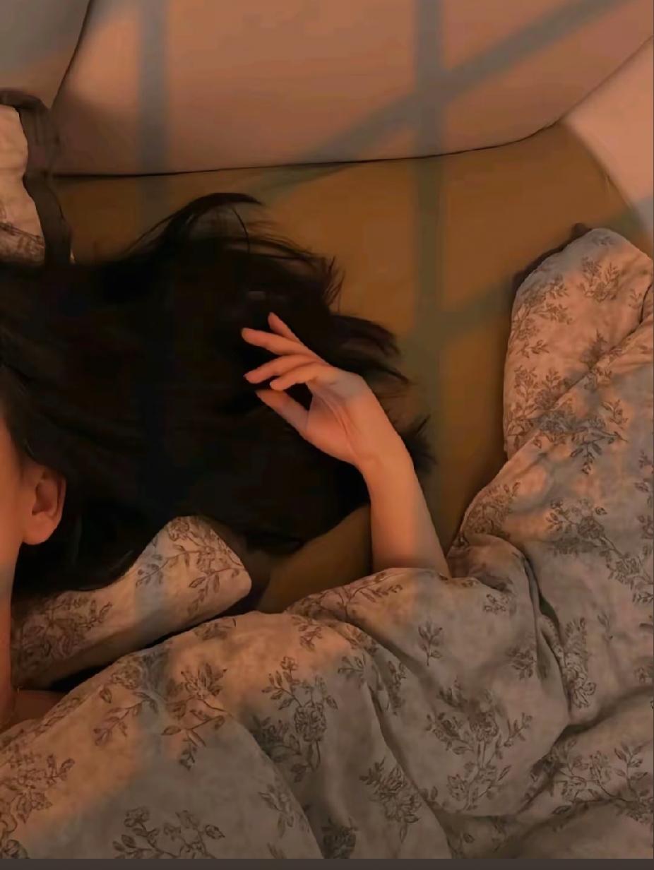 我纳闷了，睡觉前，门窗都关的好了，睡到半夜是怎么进来的，脸上，左边一下，右边一下