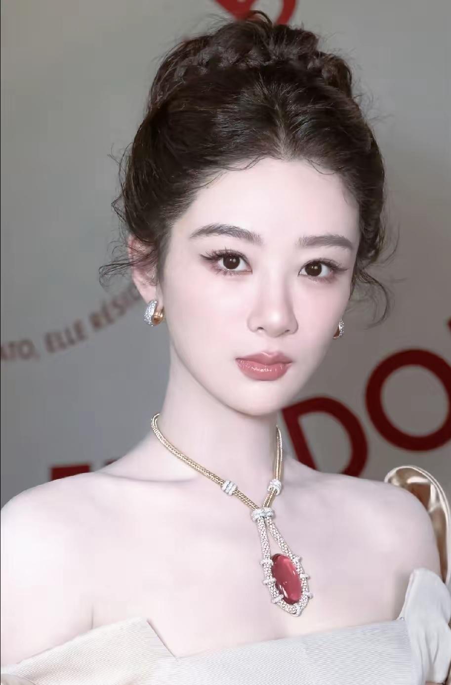 杨紫戴的项链是什么大品牌的很衬她的气质
作为一个家喻户晓的童星
她是有亲妈滤镜的