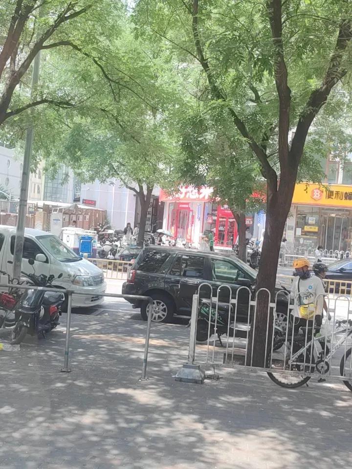 外卖骑手配送超时，你会给他差评吗我不会给他差评，因为每个人都不容易，他们挣的都是