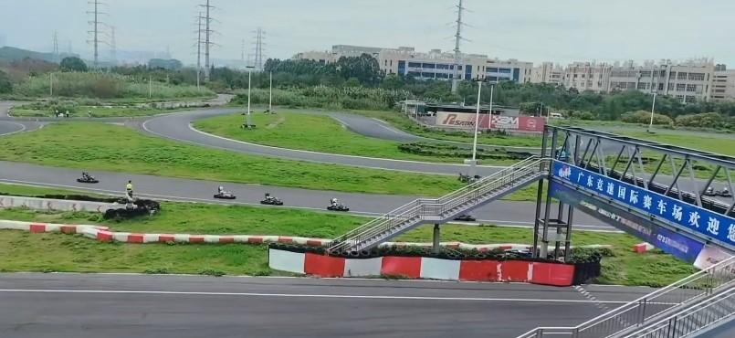 你知道吗？卡丁车比赛的团队协作，其复杂程度很高。
除了车手，工程师、数据分析师、