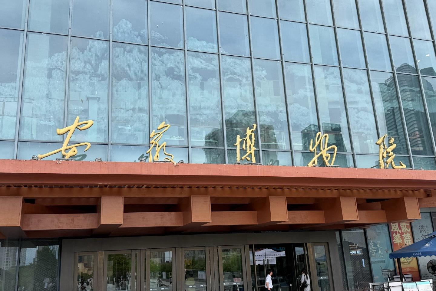 终于懂年轻人为什么喜欢户外了现在越来越多年轻人，一有空就往山里、郊外跑，徒步、露